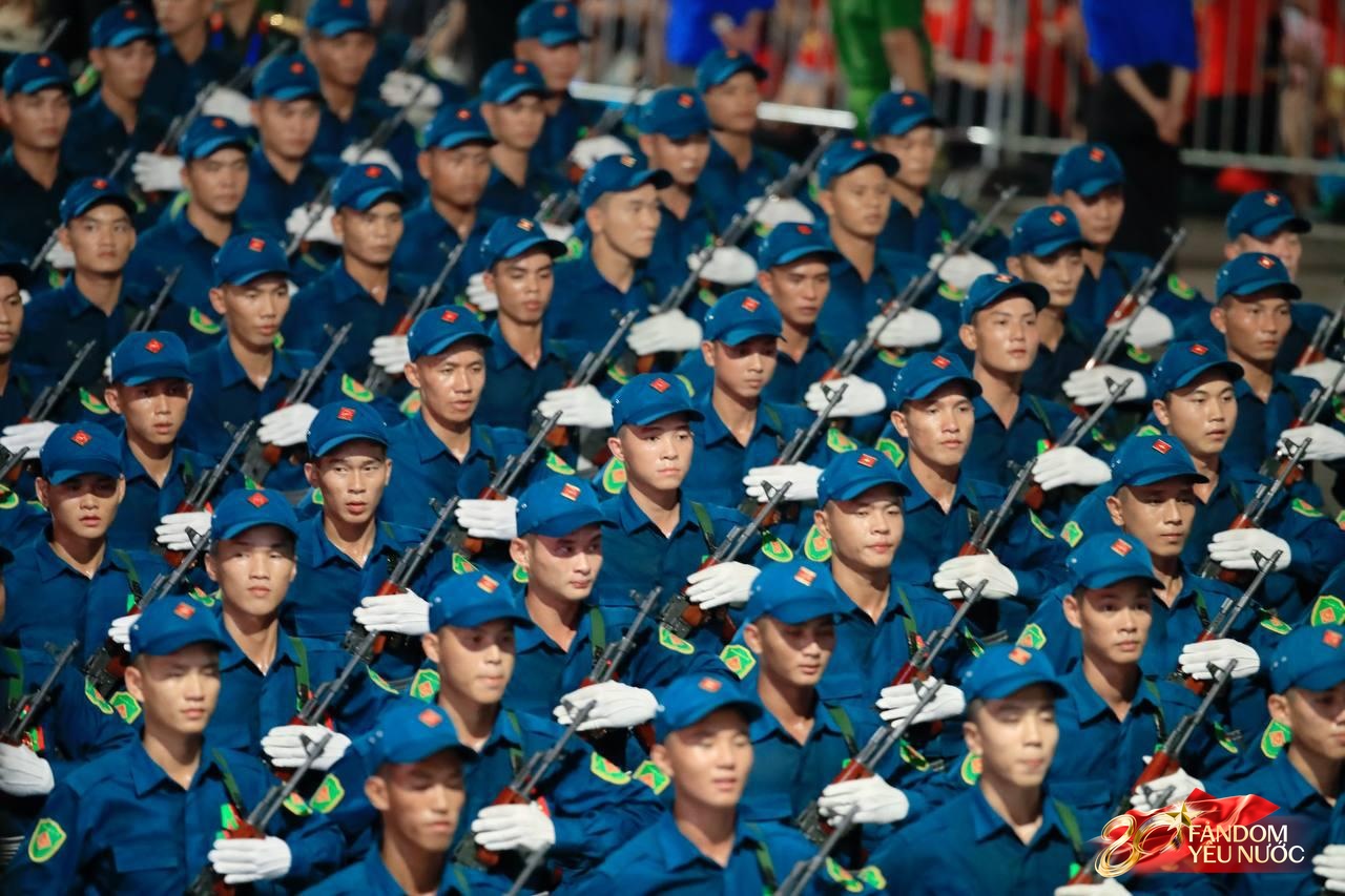 Các khối diễu binh đi qua từng tuyến đường trong tiếng hò reo của người dân: Tự hào quá Tổ quốc ơi!- Ảnh 15.