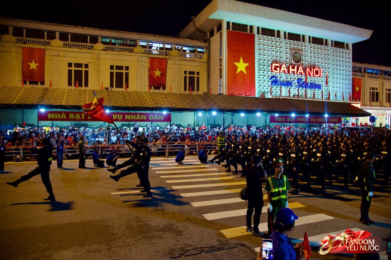 Các khối diễu binh đi qua từng tuyến đường trong tiếng hò reo của người dân: Tự hào quá Tổ quốc ơi!- Ảnh 7.