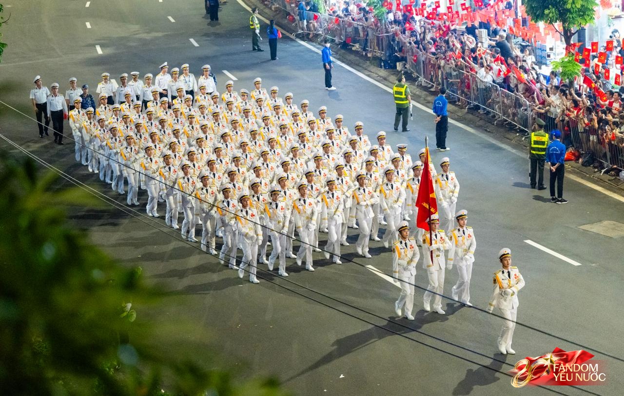 Các khối diễu binh đi qua từng tuyến đường trong tiếng hò reo của người dân: Tự hào quá Tổ quốc ơi!- Ảnh 21.