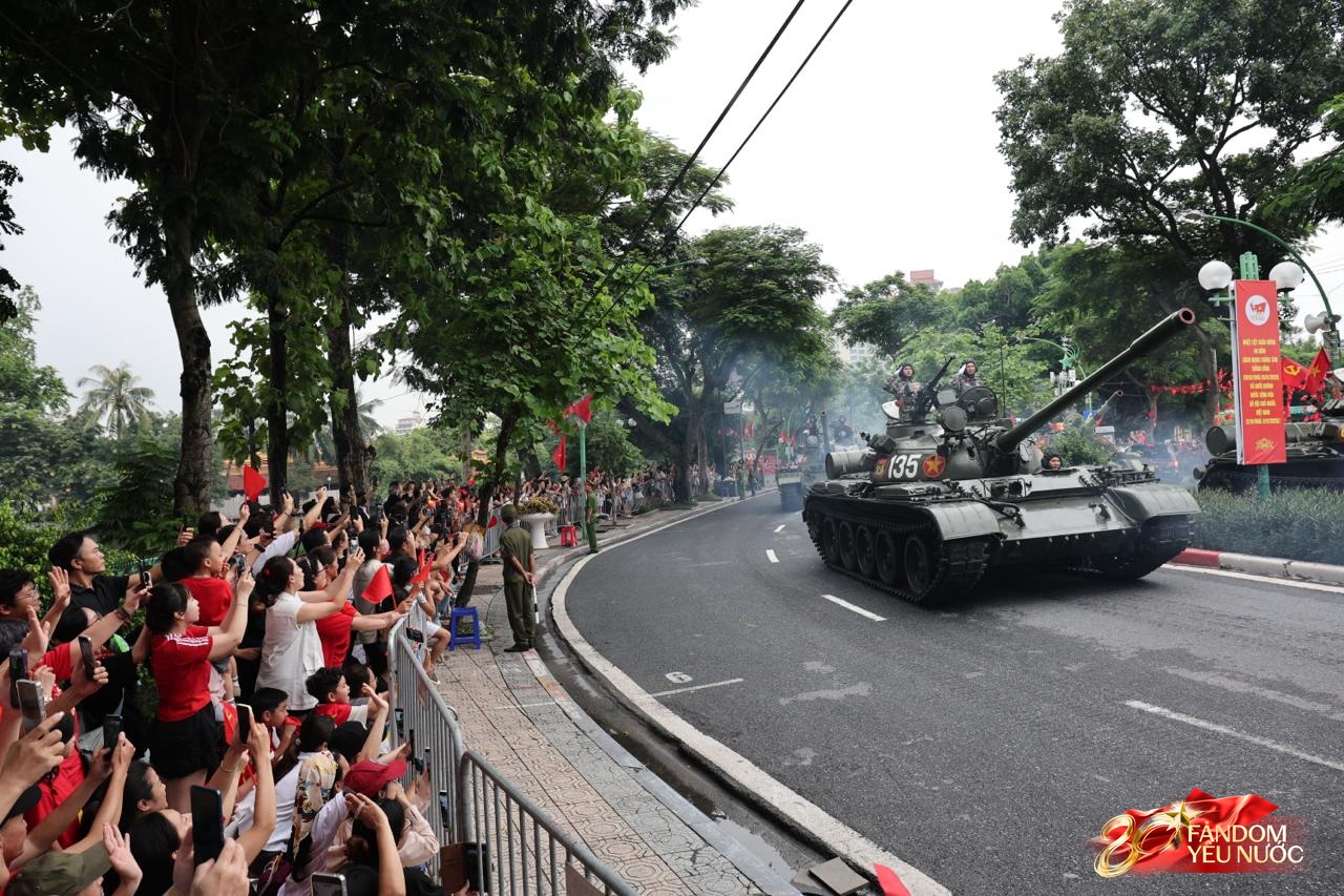 Các khối diễu binh đi qua từng tuyến đường trong tiếng hò reo của người dân: Tự hào quá Tổ quốc ơi!- Ảnh 55.