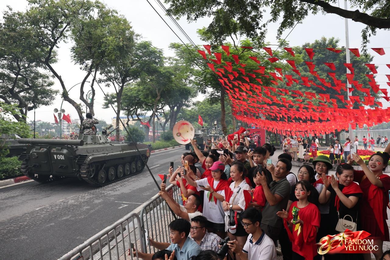 Các khối diễu binh đi qua từng tuyến đường trong tiếng hò reo của người dân: Tự hào quá Tổ quốc ơi!- Ảnh 63.