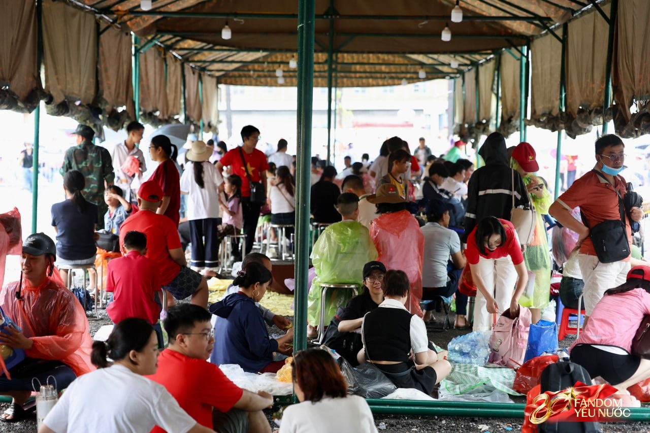 Người dân Hà Nội đội mưa chờ sơ duyệt Lễ kỷ niệm 80 năm Cách mạng tháng Tám - Ảnh 5. Người dân Hà Nội đội mưa chờ sơ duyệt Lễ kỷ niệm 80 năm Cách mạng tháng Tám - Ảnh 5.
