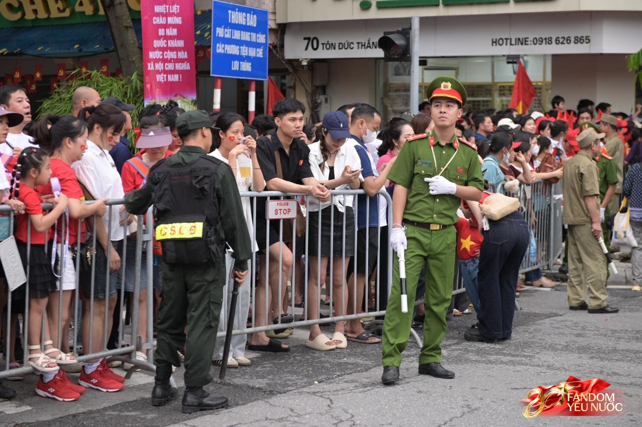 Các khối diễu binh đi qua từng tuyến đường trong tiếng hò reo của người dân: Tự hào quá Tổ quốc ơi!- Ảnh 90.