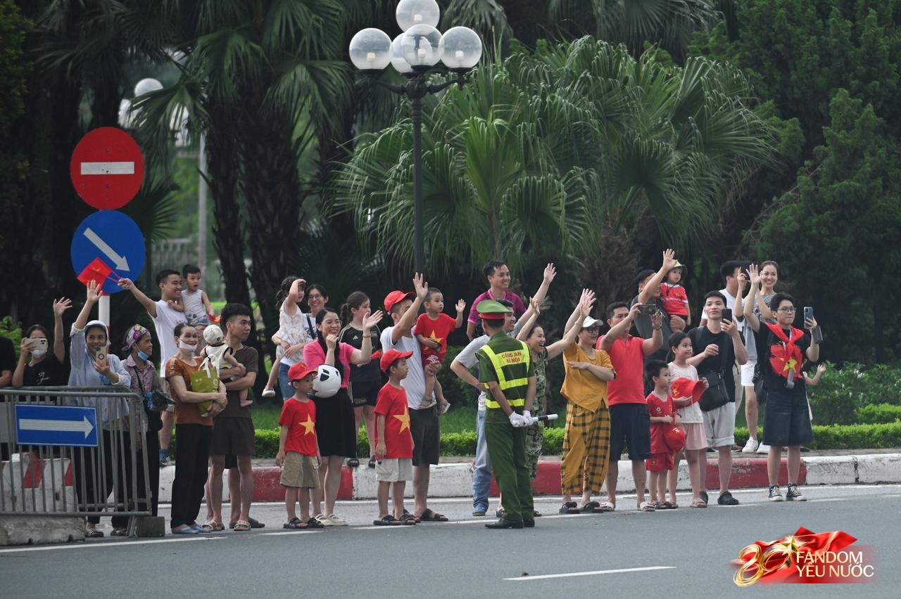 Các khối diễu binh đi qua từng tuyến đường trong tiếng hò reo của người dân: Tự hào quá Tổ quốc ơi!- Ảnh 86.