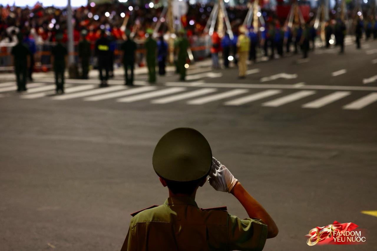 Các khối diễu binh đi qua từng tuyến đường trong tiếng hò reo của người dân: Tự hào quá Tổ quốc ơi!- Ảnh 49.