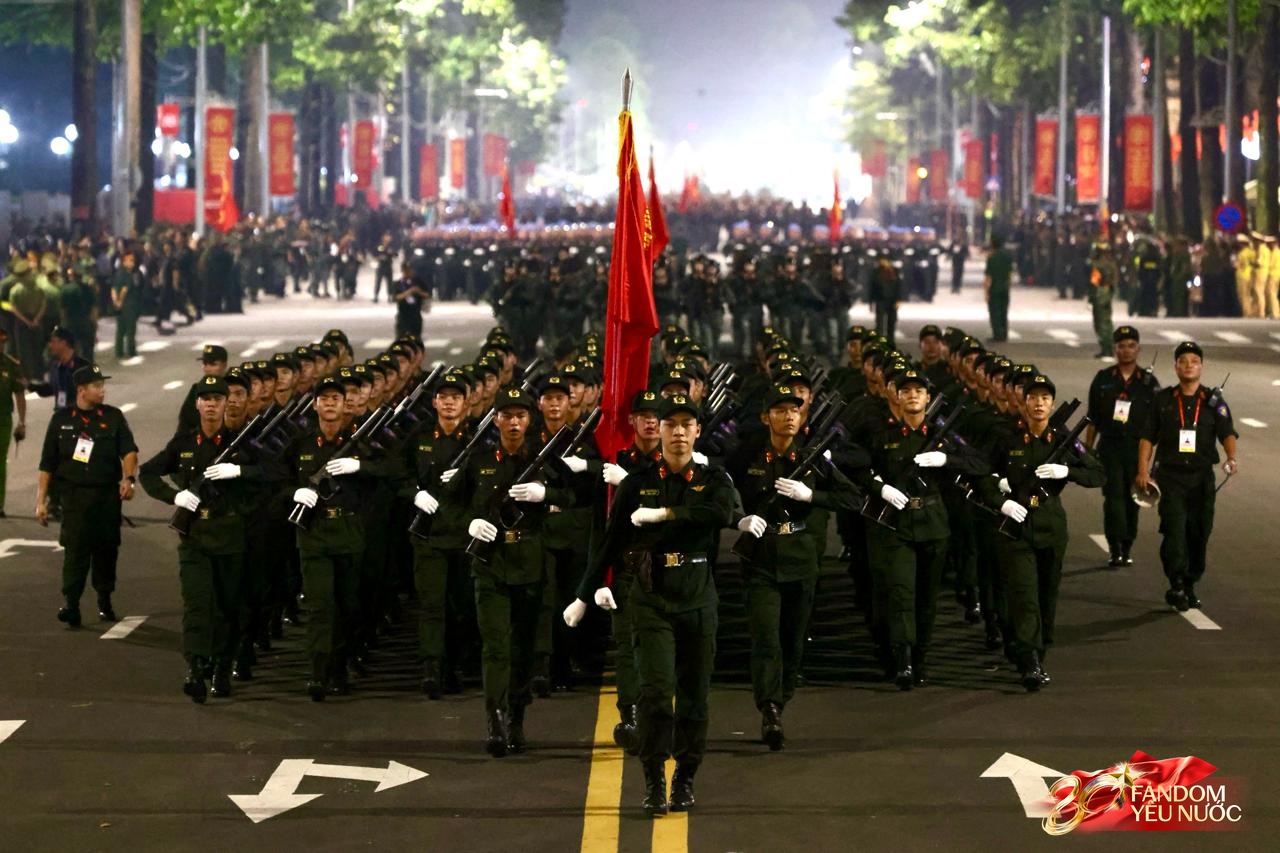 Các khối diễu binh đi qua từng tuyến đường trong tiếng hò reo của người dân: Tự hào quá Tổ quốc ơi!- Ảnh 42.