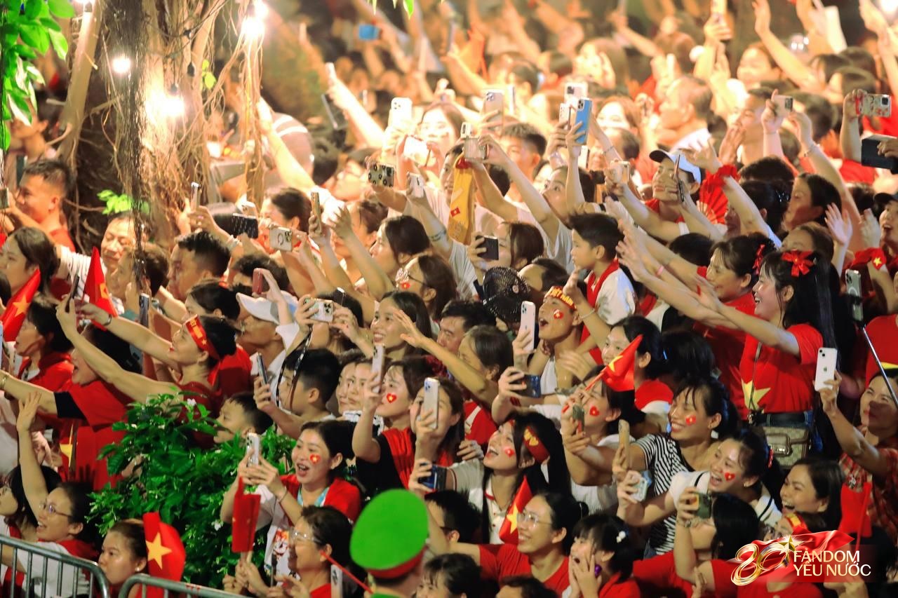 Các khối diễu binh đi qua từng tuyến đường trong tiếng hò reo của người dân: Tự hào quá Tổ quốc ơi!- Ảnh 19.