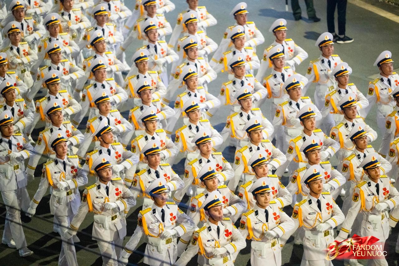 Các khối diễu binh đi qua từng tuyến đường trong tiếng hò reo của người dân: Tự hào quá Tổ quốc ơi!- Ảnh 33.