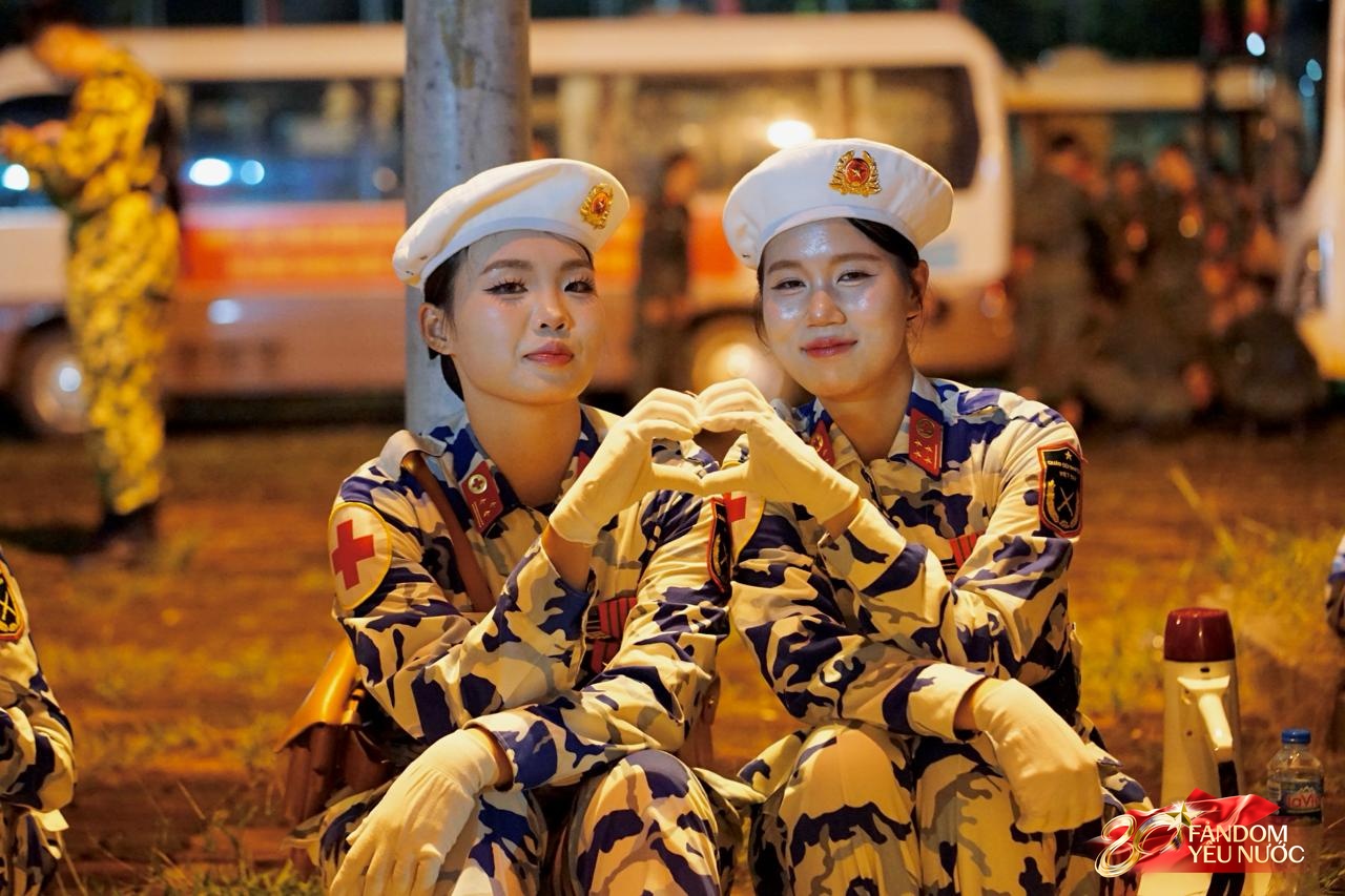 Các khối diễu binh đi qua từng tuyến đường trong tiếng hò reo của người dân: Tự hào quá Tổ quốc ơi!- Ảnh 1.