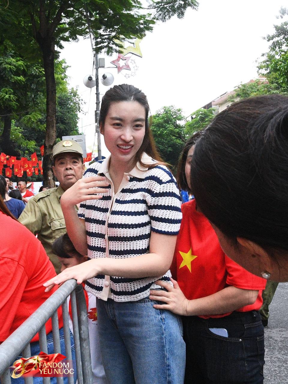 Xôn xao khắp phố: Hoa hậu Đỗ Mỹ Linh bất ngờ phát kem cho bà con đi xem A80, nhan sắc đời thường gây sốt!- Ảnh 6. Xôn xao khắp phố: Hoa hậu Đỗ Mỹ Linh bất ngờ phát kem cho bà con đi xem A80, nhan sắc đời thường gây sốt!- Ảnh 6.