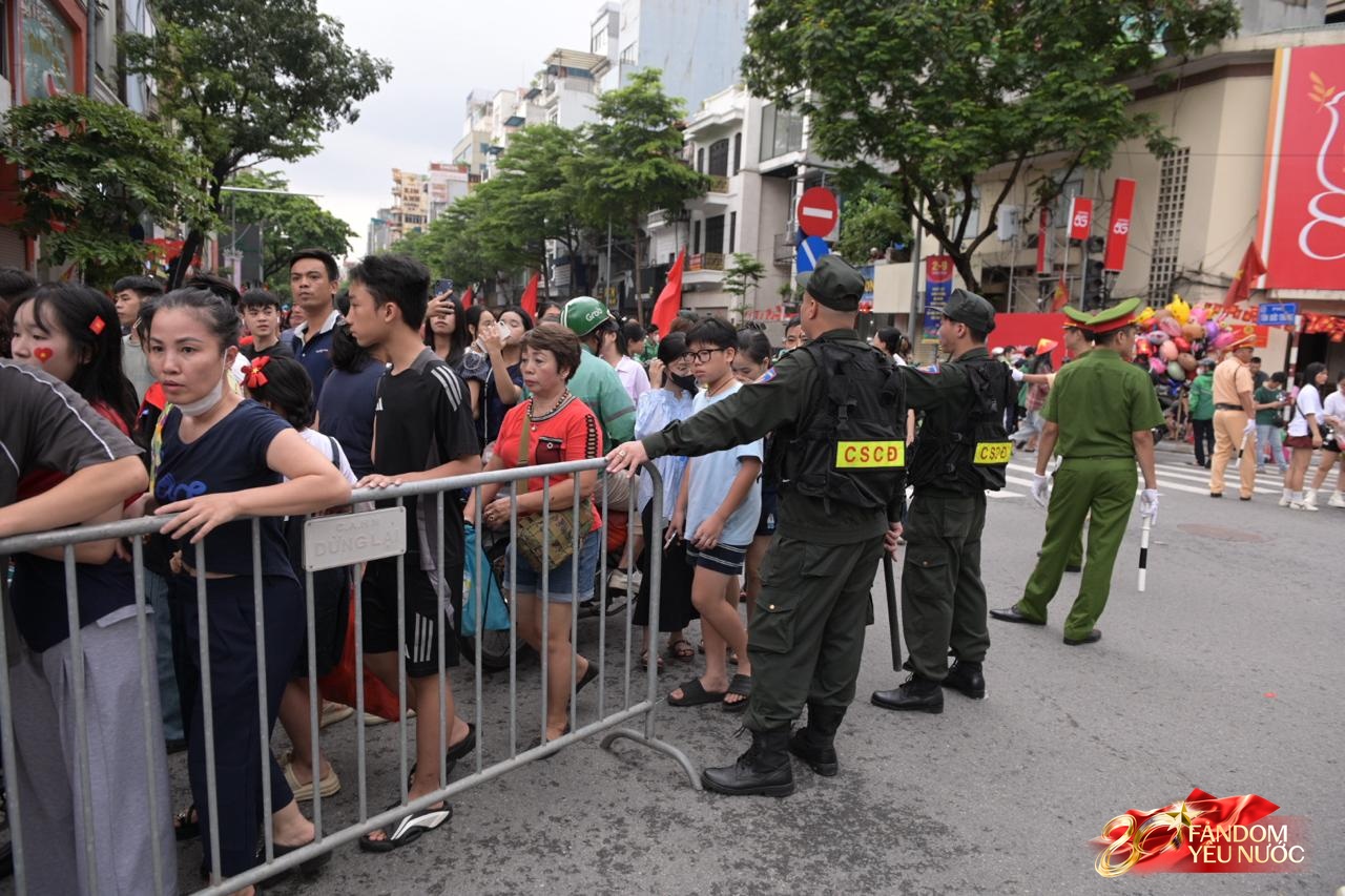 Các khối diễu binh đi qua từng tuyến đường trong tiếng hò reo của người dân: Tự hào quá Tổ quốc ơi!- Ảnh 88.
