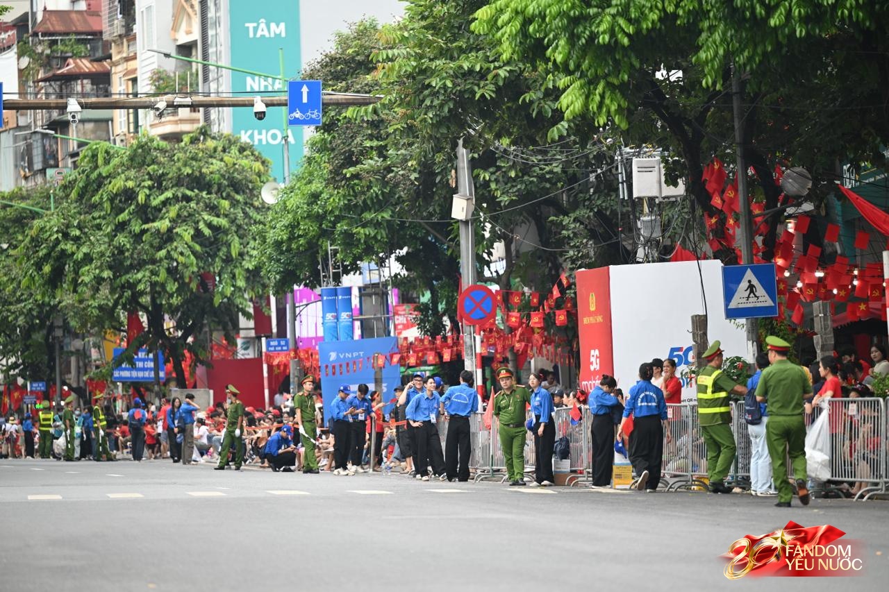 Các khối diễu binh đi qua từng tuyến đường trong tiếng hò reo của người dân: Tự hào quá Tổ quốc ơi!- Ảnh 71.