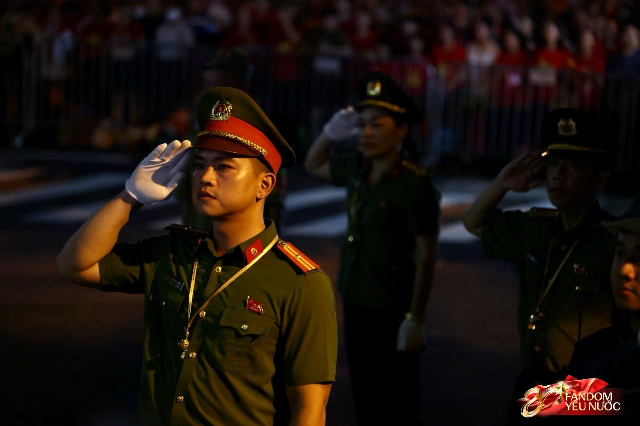Các khối diễu binh đi qua từng tuyến đường trong tiếng hò reo của người dân: Tự hào quá Tổ quốc ơi!- Ảnh 52.