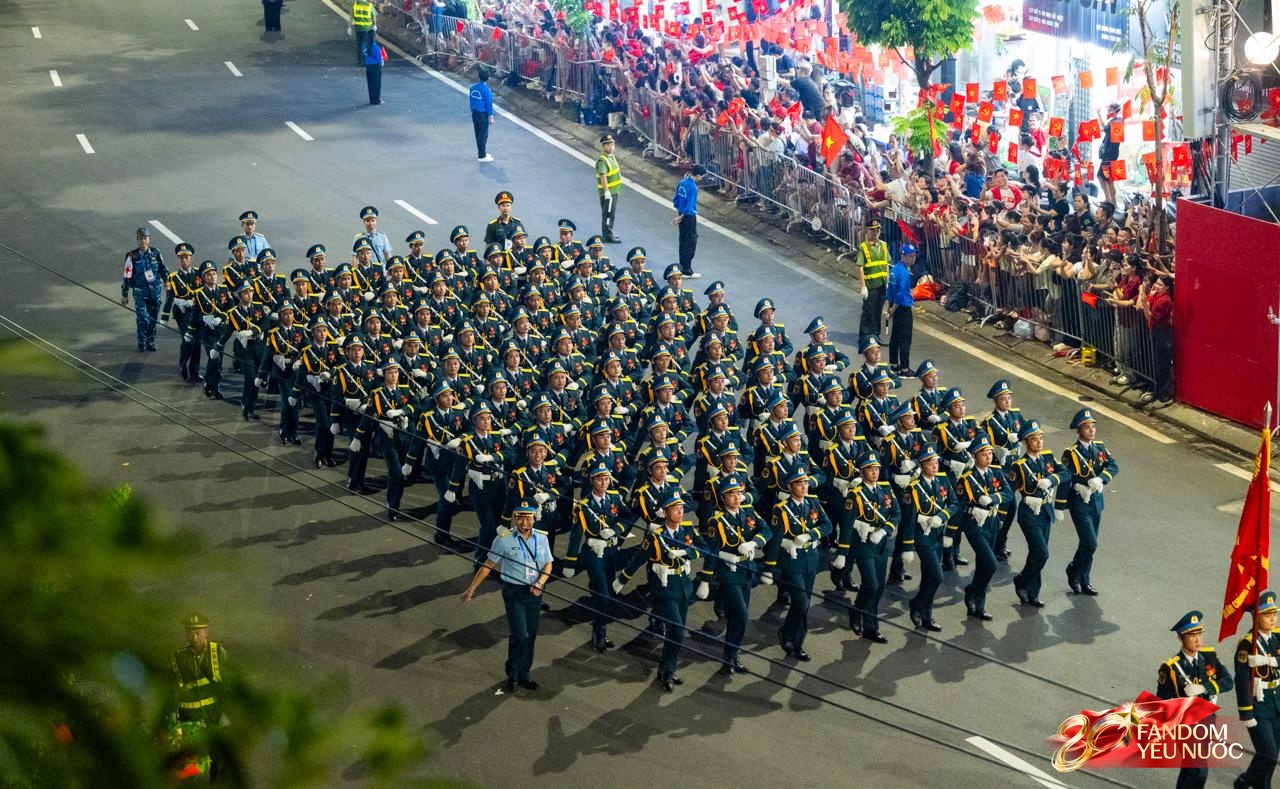 Các khối diễu binh đi qua từng tuyến đường trong tiếng hò reo của người dân: Tự hào quá Tổ quốc ơi!- Ảnh 26.