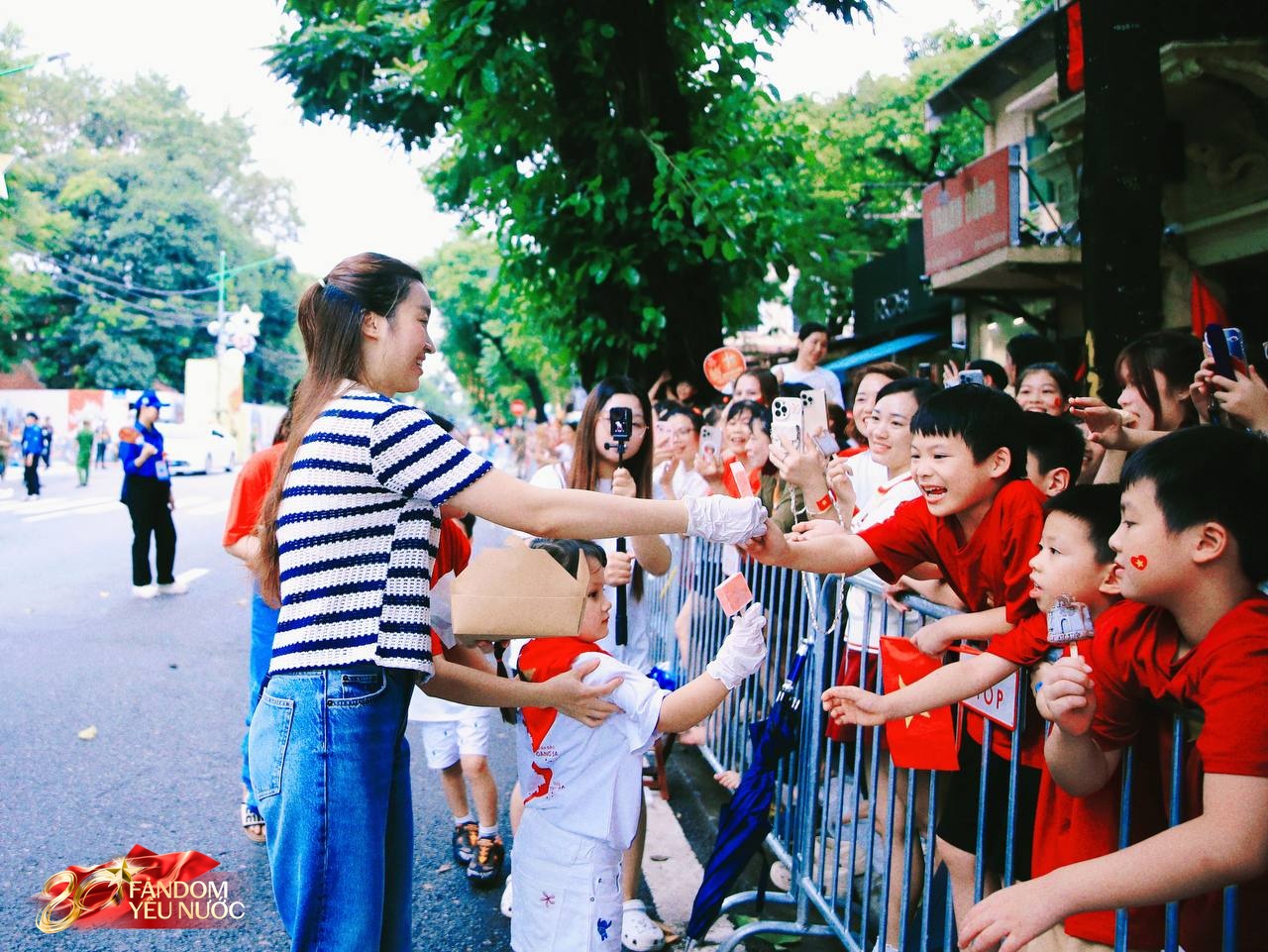 Xôn xao khắp phố: Hoa hậu Đỗ Mỹ Linh bất ngờ phát kem cho bà con đi xem A80, nhan sắc đời thường gây sốt!- Ảnh 14. Xôn xao khắp phố: Hoa hậu Đỗ Mỹ Linh bất ngờ phát kem cho bà con đi xem A80, nhan sắc đời thường gây sốt!- Ảnh 14.