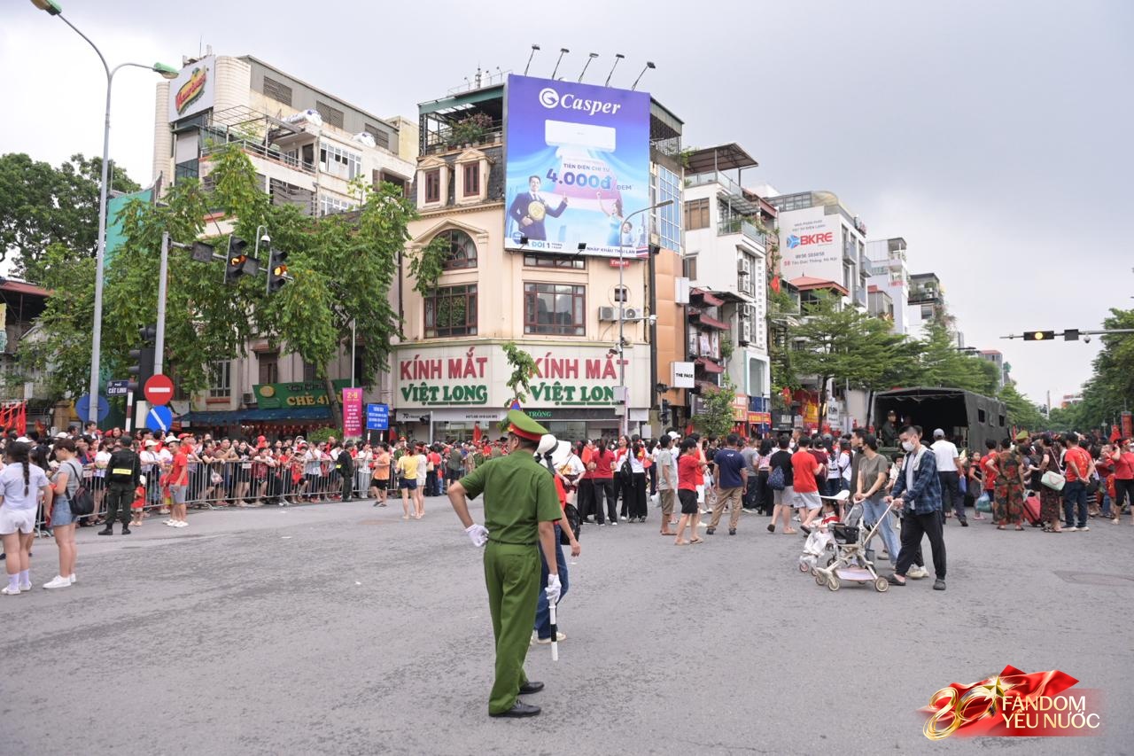 Các khối diễu binh đi qua từng tuyến đường trong tiếng hò reo của người dân: Tự hào quá Tổ quốc ơi!- Ảnh 87.