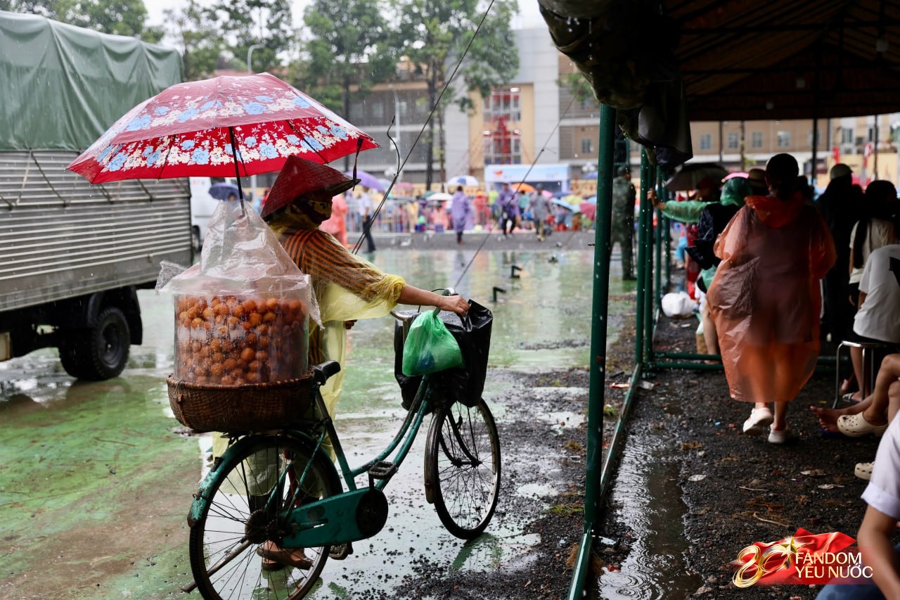 Người dân Hà Nội đội mưa chờ sơ duyệt Lễ kỷ niệm 80 năm Cách mạng tháng Tám - Ảnh 6. Người dân Hà Nội đội mưa chờ sơ duyệt Lễ kỷ niệm 80 năm Cách mạng tháng Tám - Ảnh 6.