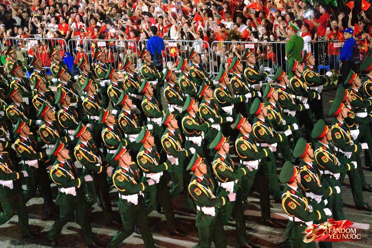 Các khối diễu binh đi qua từng tuyến đường trong tiếng hò reo của người dân: Tự hào quá Tổ quốc ơi!- Ảnh 12.