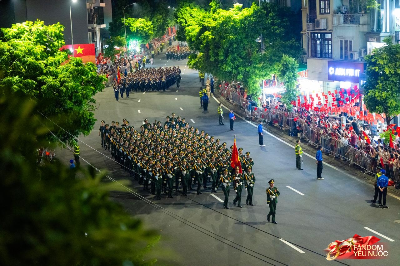 Các khối diễu binh đi qua từng tuyến đường trong tiếng hò reo của người dân: Tự hào quá Tổ quốc ơi!- Ảnh 27.