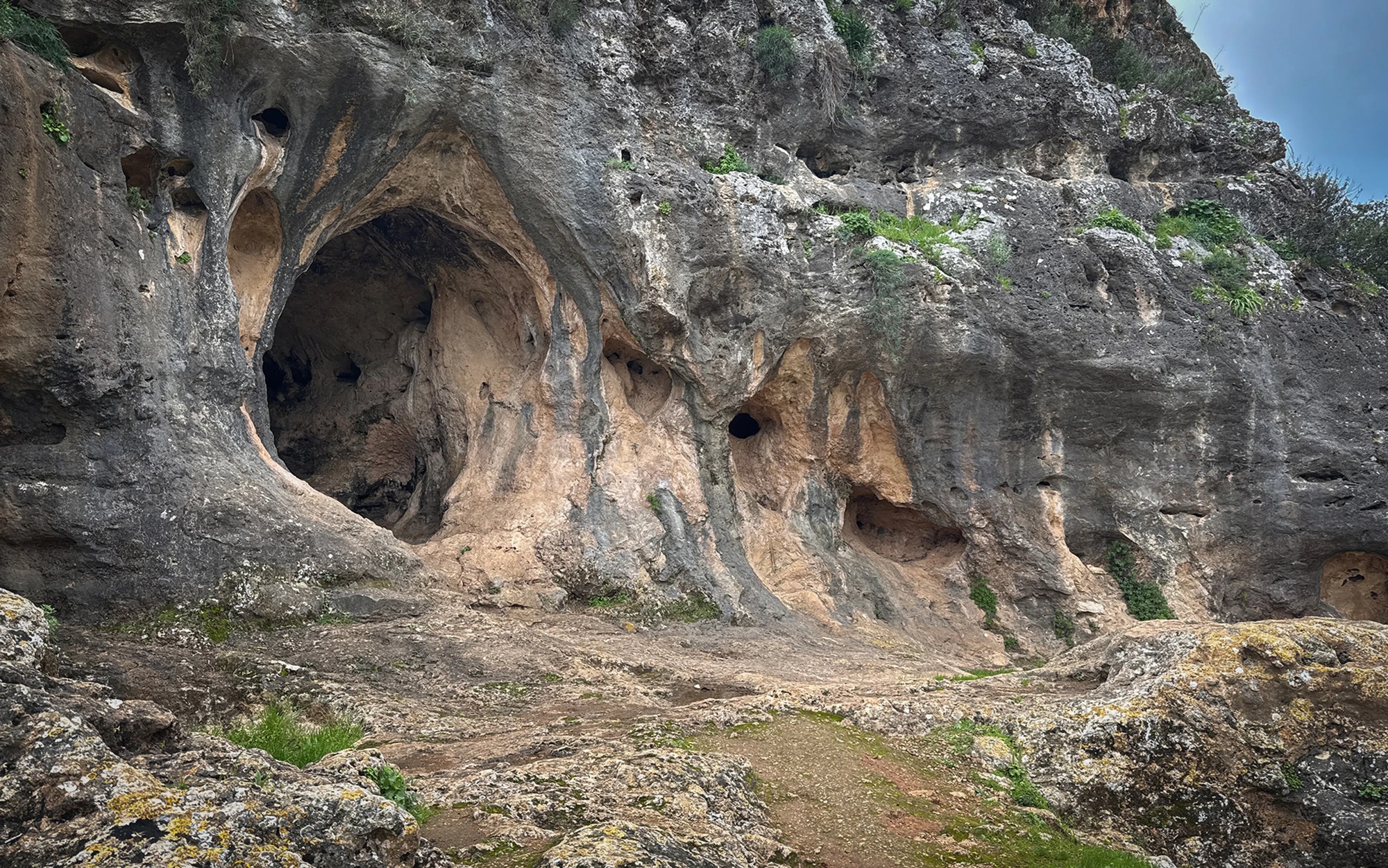 Đứa trẻ b&iacute; ẩn trong hang đ&aacute; Israel l&agrave; "con lai" giữa 2 lo&agrave;i người - Ảnh 1.