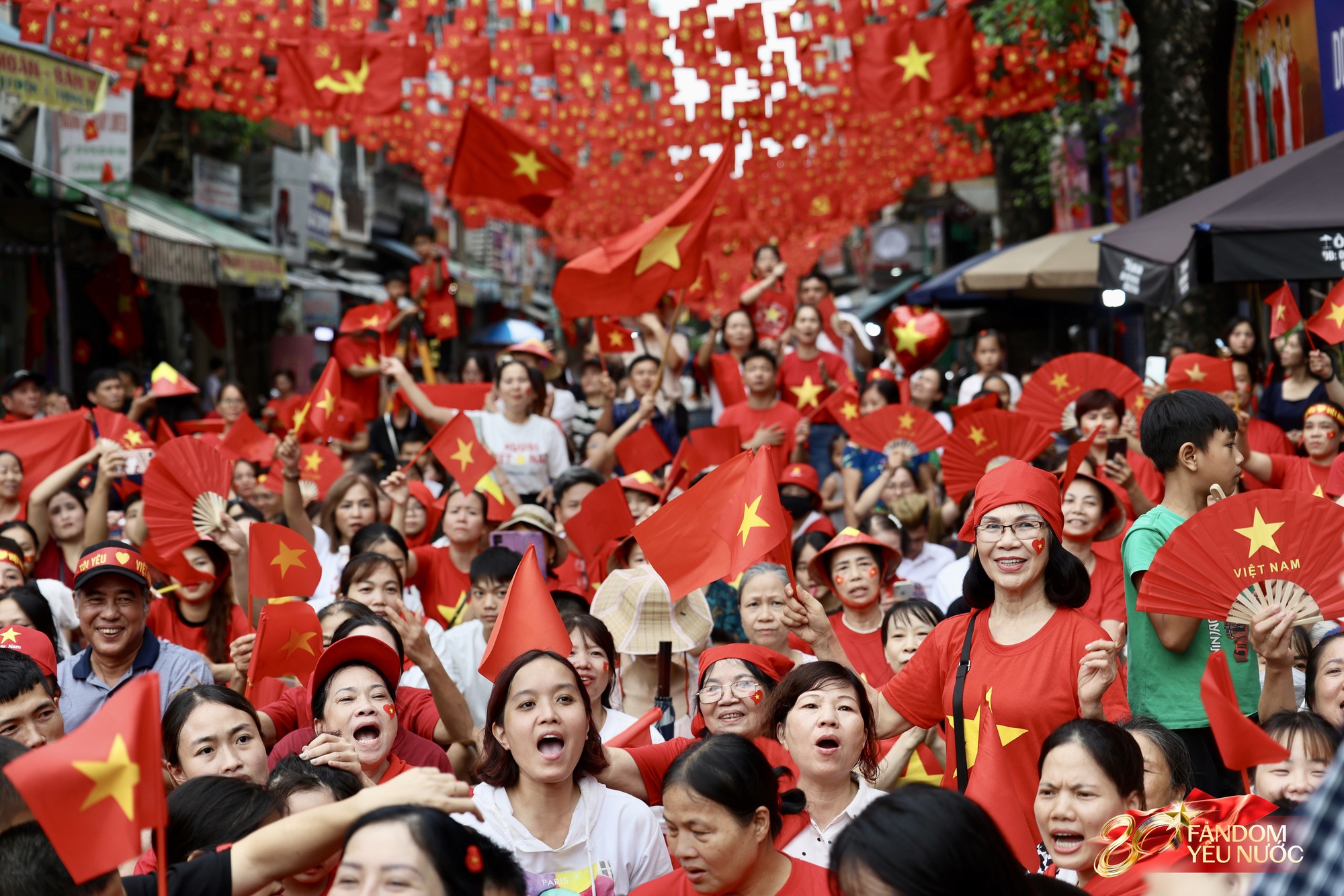 Các khối diễu binh đi qua từng tuyến đường trong tiếng hò reo của người dân: Tự hào quá Tổ quốc ơi!- Ảnh 93.