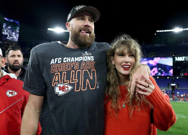Travis Kelce - cầu thủ vừa đính hôn với Taylor Swift - là ai?- Ảnh 3. Travis Kelce - cầu thủ vừa đính hôn với Taylor Swift - là ai?- Ảnh 3.