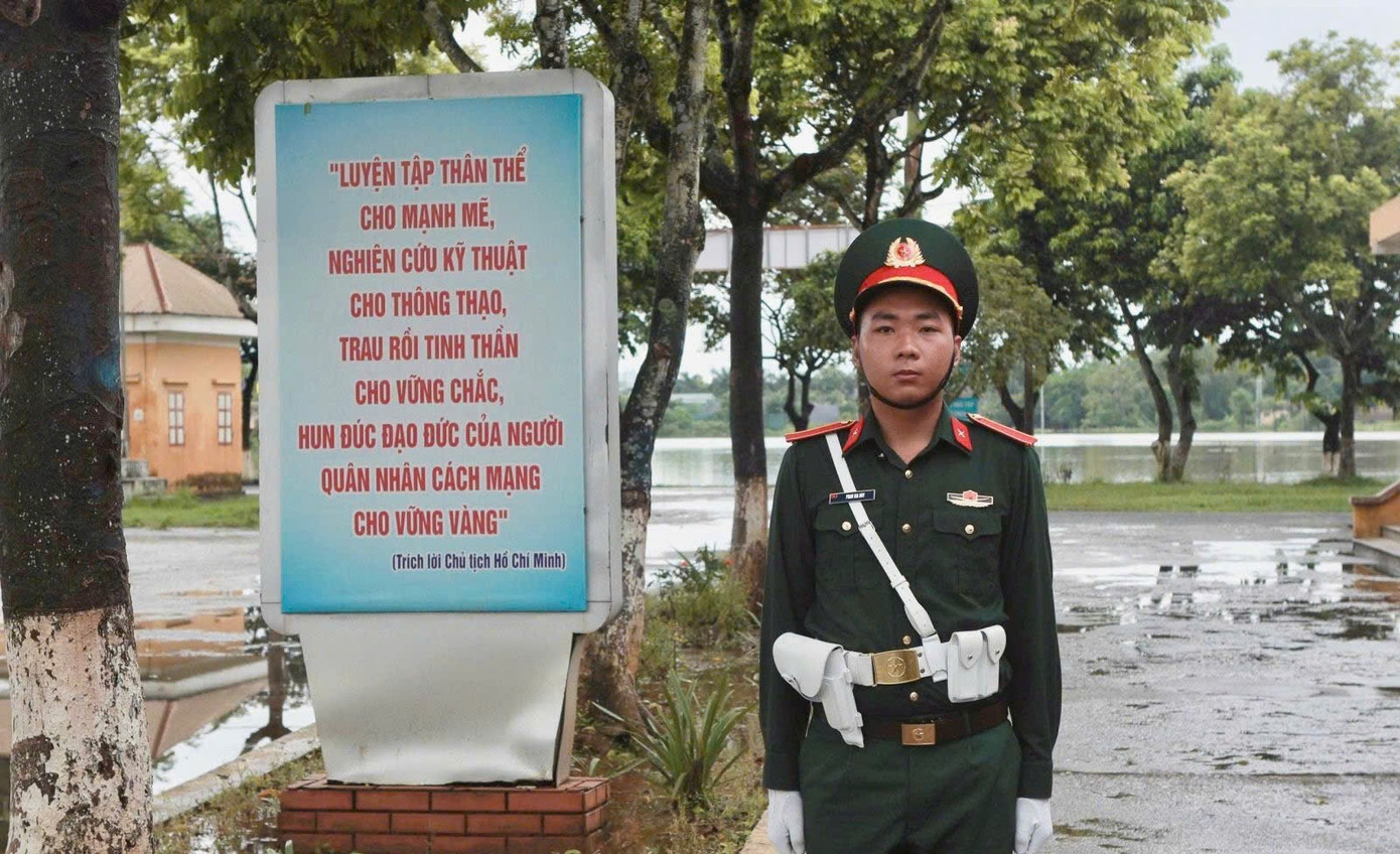 Chiến sĩ Phan Gia Huy nén nỗi đau mất bố hoàn thành nhiệm vụ diễu binh A80 - Ảnh 1. Chiến sĩ Phan Gia Huy nén nỗi đau mất bố hoàn thành nhiệm vụ diễu binh A80 - Ảnh 1.
