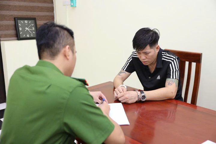 Công an Hưng Yên triệt phá sới bạc kiên cố như boong ke , bắt giữ 18 người - Ảnh 2. Công an Hưng Yên triệt phá sới bạc kiên cố như boong ke , bắt giữ 18 người - Ảnh 2.