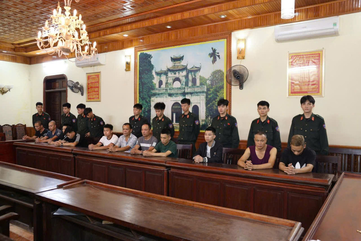 Công an Hưng Yên triệt phá sới bạc kiên cố như boong ke , bắt giữ 18 người - Ảnh 1. Công an Hưng Yên triệt phá sới bạc kiên cố như boong ke , bắt giữ 18 người - Ảnh 1.