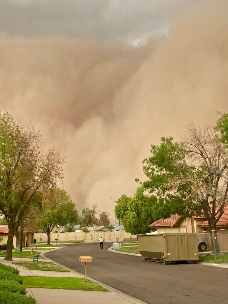 B&atilde;o bụi "nuốt chửng" một th&agrave;nh phố ở Mỹ: Video ghi lại khung cảnh kh&ocirc;ng tưởng - Ảnh 2.