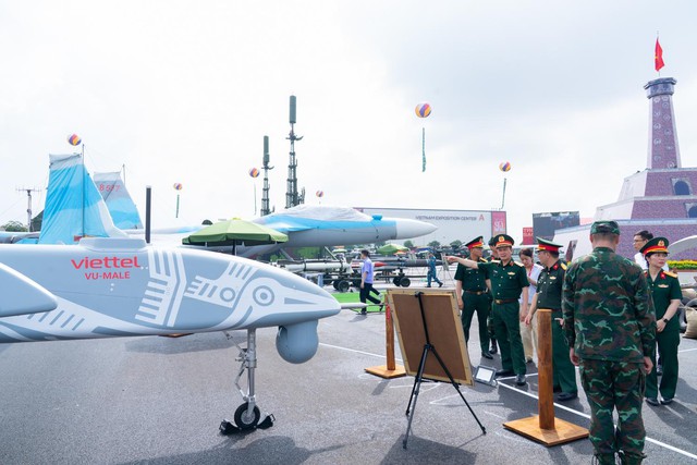 "Make in Vietnam": Khí tài, tên lửa, pháo tự hành "dàn trận" tại triển lãm lớn nhất từ trước tới nay - Ảnh 3. "Make in Vietnam": Khí tài, tên lửa, pháo tự hành "dàn trận" tại triển lãm lớn nhất từ trước tới nay - Ảnh 3.