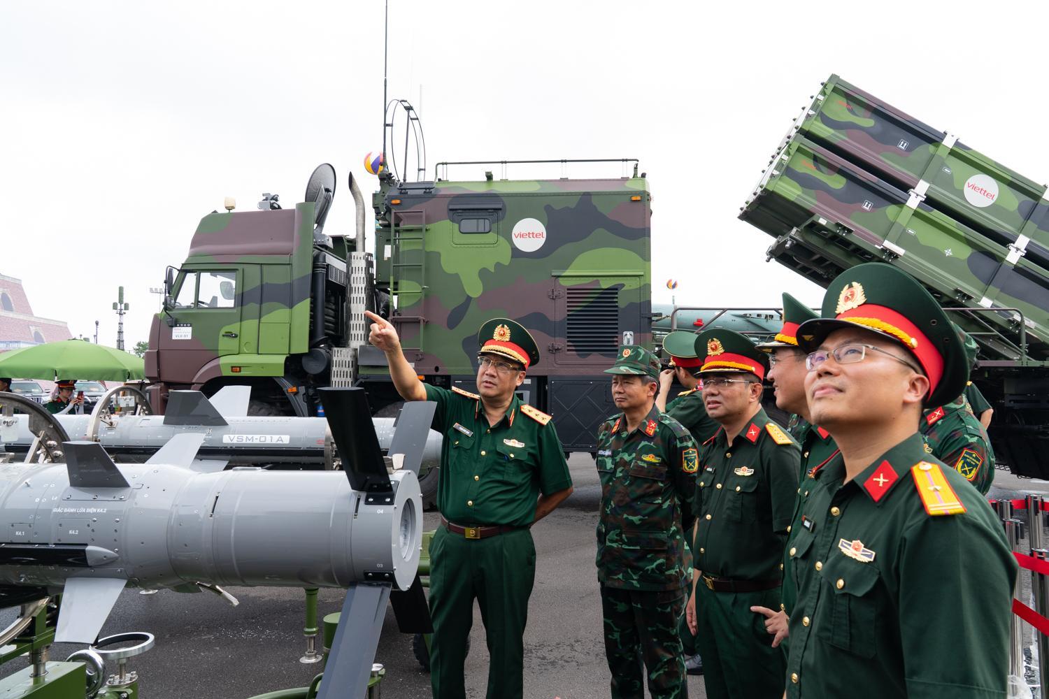 "Make in Vietnam": Khí tài, tên lửa, pháo tự hành "dàn trận" tại triển lãm lớn nhất từ trước tới nay - Ảnh 1. "Make in Vietnam": Khí tài, tên lửa, pháo tự hành "dàn trận" tại triển lãm lớn nhất từ trước tới nay - Ảnh 1.