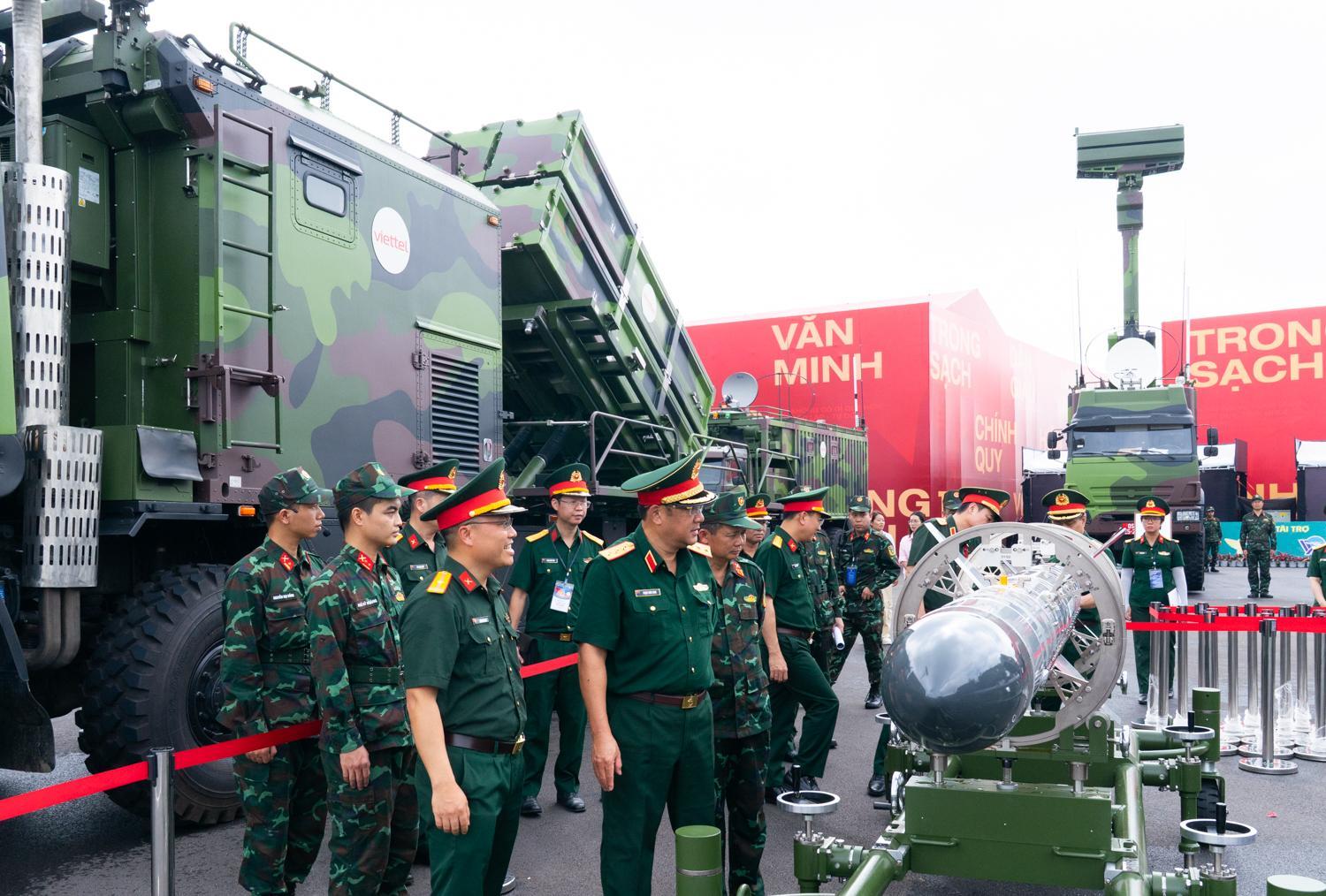 "Make in Vietnam": Khí tài, tên lửa, pháo tự hành "dàn trận" tại triển lãm lớn nhất từ trước tới nay - Ảnh 4. "Make in Vietnam": Khí tài, tên lửa, pháo tự hành "dàn trận" tại triển lãm lớn nhất từ trước tới nay - Ảnh 4.