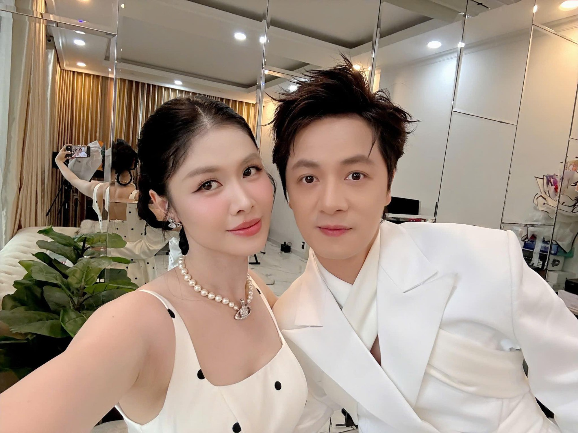 Nam nghệ sĩ sở hữu biệt thự 2 mặt tiền 50 tỷ ở TP.HCM, cưới hot girl Hà thành, sinh 3 con trai - Ảnh 2. Nam nghệ sĩ sở hữu biệt thự 2 mặt tiền 50 tỷ ở TP.HCM, cưới hot girl Hà thành, sinh 3 con trai - Ảnh 2.