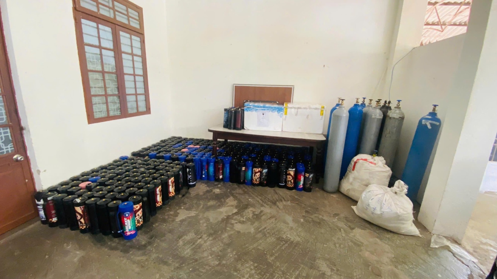 Đột kích quán pub ở Đà Nẵng phát hiện ma túy và hàng hóa cấm - Ảnh 2. Đột kích quán pub ở Đà Nẵng phát hiện ma túy và hàng hóa cấm - Ảnh 2.