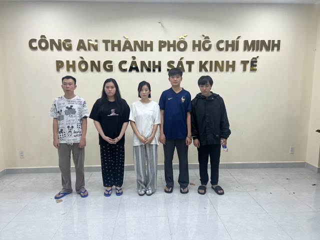 Bức ảnh nghiệt ngã: Người trao giải và người nhận giải Miss Audition 2006 đều vướng lao lý- Ảnh 1. Bức ảnh nghiệt ngã: Người trao giải và người nhận giải Miss Audition 2006 đều vướng lao lý- Ảnh 1.