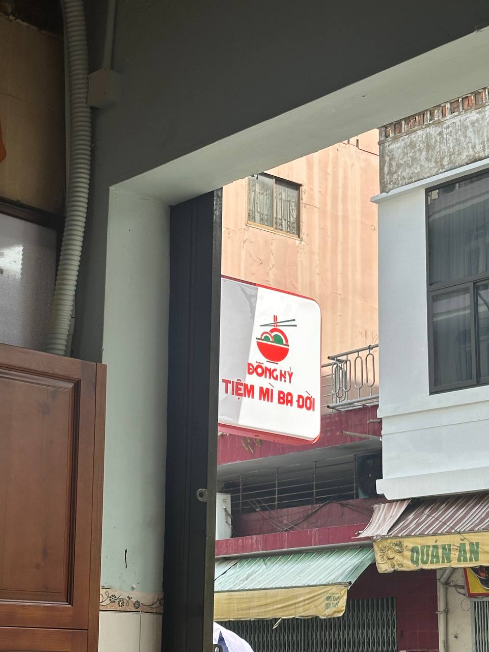 Tiệm mì bán món gia truyền, dùng toàn máy móc điện nhưng hương vị lại đỉnh thế này!- Ảnh 1.