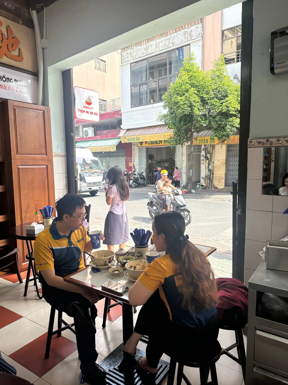 Tiệm mì bán món gia truyền, dùng toàn máy móc điện nhưng hương vị lại đỉnh thế này!- Ảnh 2.