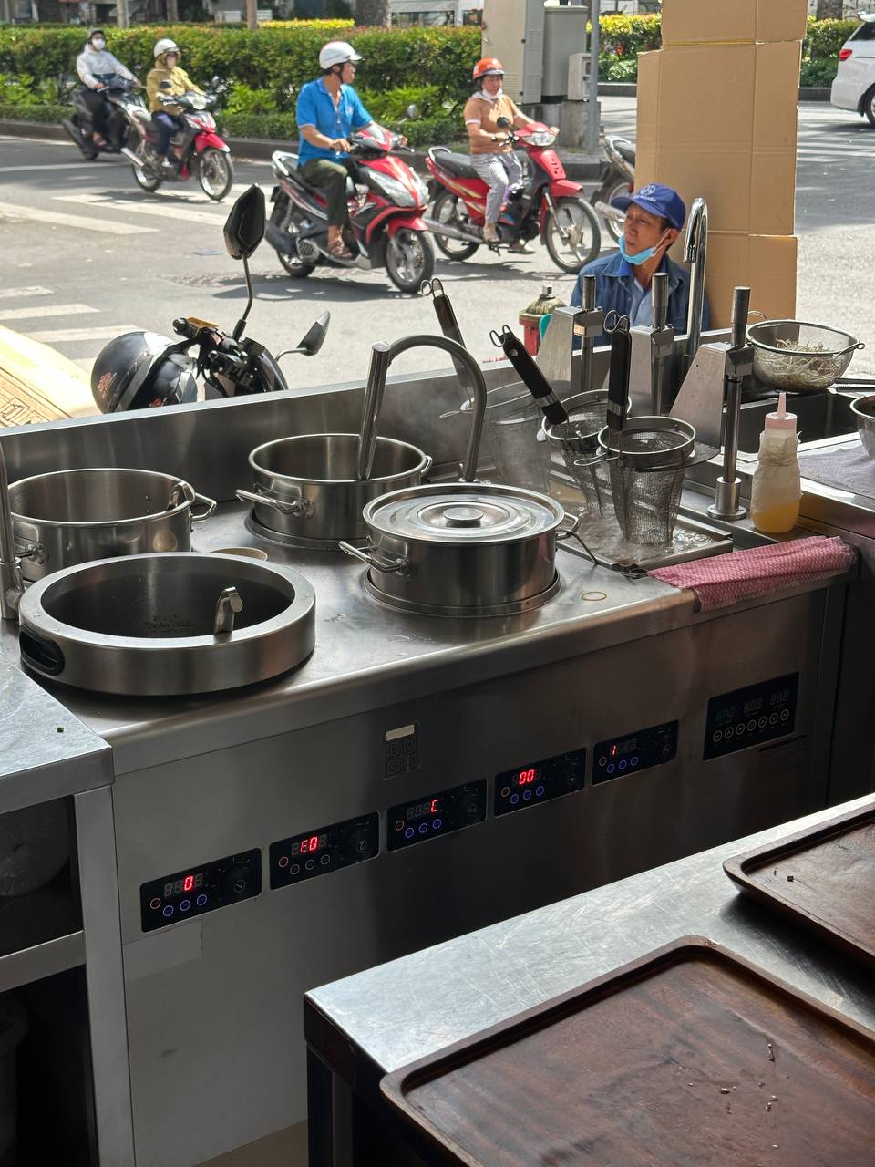 Tiệm mì bán món gia truyền, dùng toàn máy móc điện nhưng hương vị lại đỉnh thế này!- Ảnh 6.