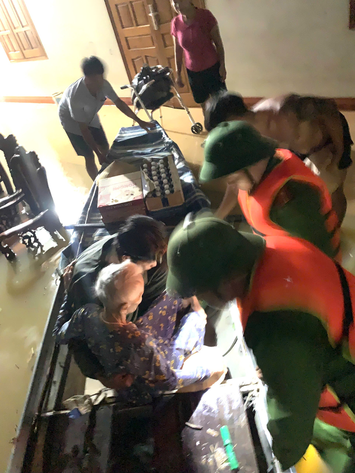 Lũ dồn dập đổ về Nghệ An buộc chính quyền sơ tán người dân khẩn cấp trong đêm - Ảnh 3. Lũ dồn dập đổ về Nghệ An buộc chính quyền sơ tán người dân khẩn cấp trong đêm - Ảnh 3.