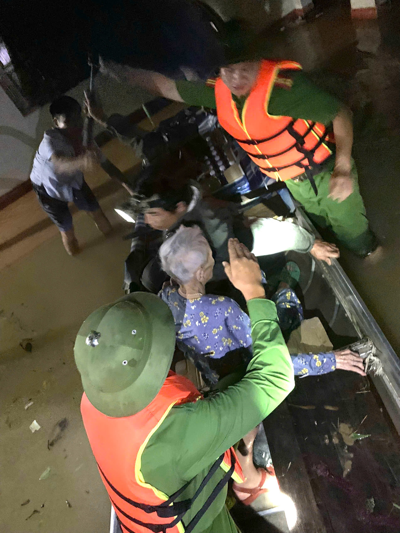Lũ dồn dập đổ về Nghệ An buộc chính quyền sơ tán người dân khẩn cấp trong đêm - Ảnh 4. Lũ dồn dập đổ về Nghệ An buộc chính quyền sơ tán người dân khẩn cấp trong đêm - Ảnh 4.