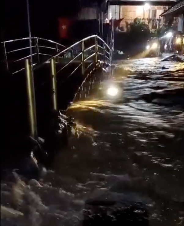 Lũ dồn dập đổ về Nghệ An buộc chính quyền sơ tán người dân khẩn cấp trong đêm - Ảnh 6. Lũ dồn dập đổ về Nghệ An buộc chính quyền sơ tán người dân khẩn cấp trong đêm - Ảnh 6.