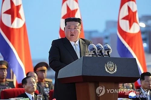 &Ocirc;ng Kim Jong Un thị s&aacute;t d&acirc;y chuyền t&ecirc;n lửa trước lễ duyệt binh tại Trung Quốc - Ảnh 2.