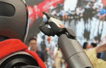 Khoảnh khắc hiếm có, 2 nàng dâu của tỷ phú Phạm Nhật Vượng chung một khung hình - Ảnh 3.