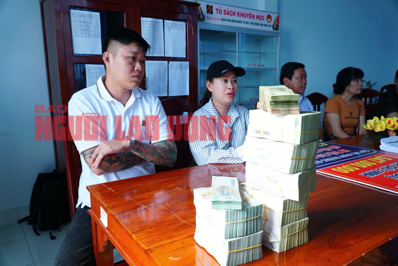NÓNG: Ông Ba Minh nhận gần 1,6 tỉ đồng từ 2 Facebooker- Ảnh 6. NÓNG: Ông Ba Minh nhận gần 1,6 tỉ đồng từ 2 Facebooker- Ảnh 6.