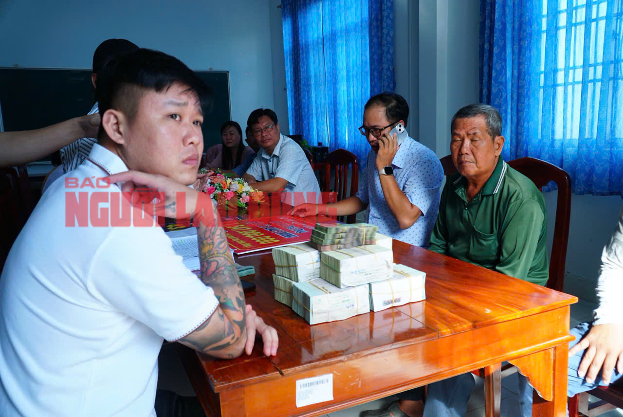 NÓNG: Ông Ba Minh nhận gần 1,6 tỉ đồng từ 2 Facebooker- Ảnh 4. NÓNG: Ông Ba Minh nhận gần 1,6 tỉ đồng từ 2 Facebooker- Ảnh 4.