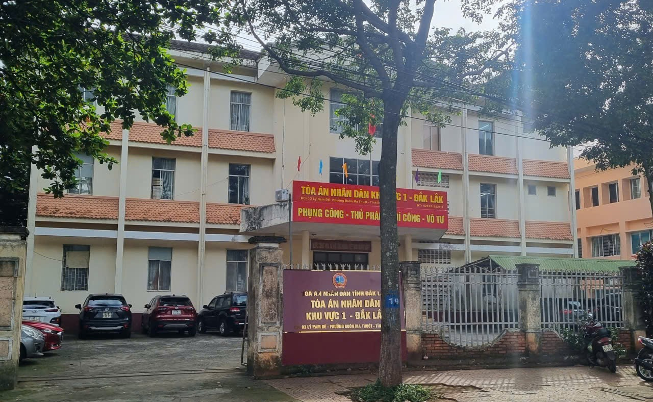 Tạm giữ cựu Phó Chánh án TAND khu vực- Ảnh 1. Tạm giữ cựu Phó Chánh án TAND khu vực- Ảnh 1.