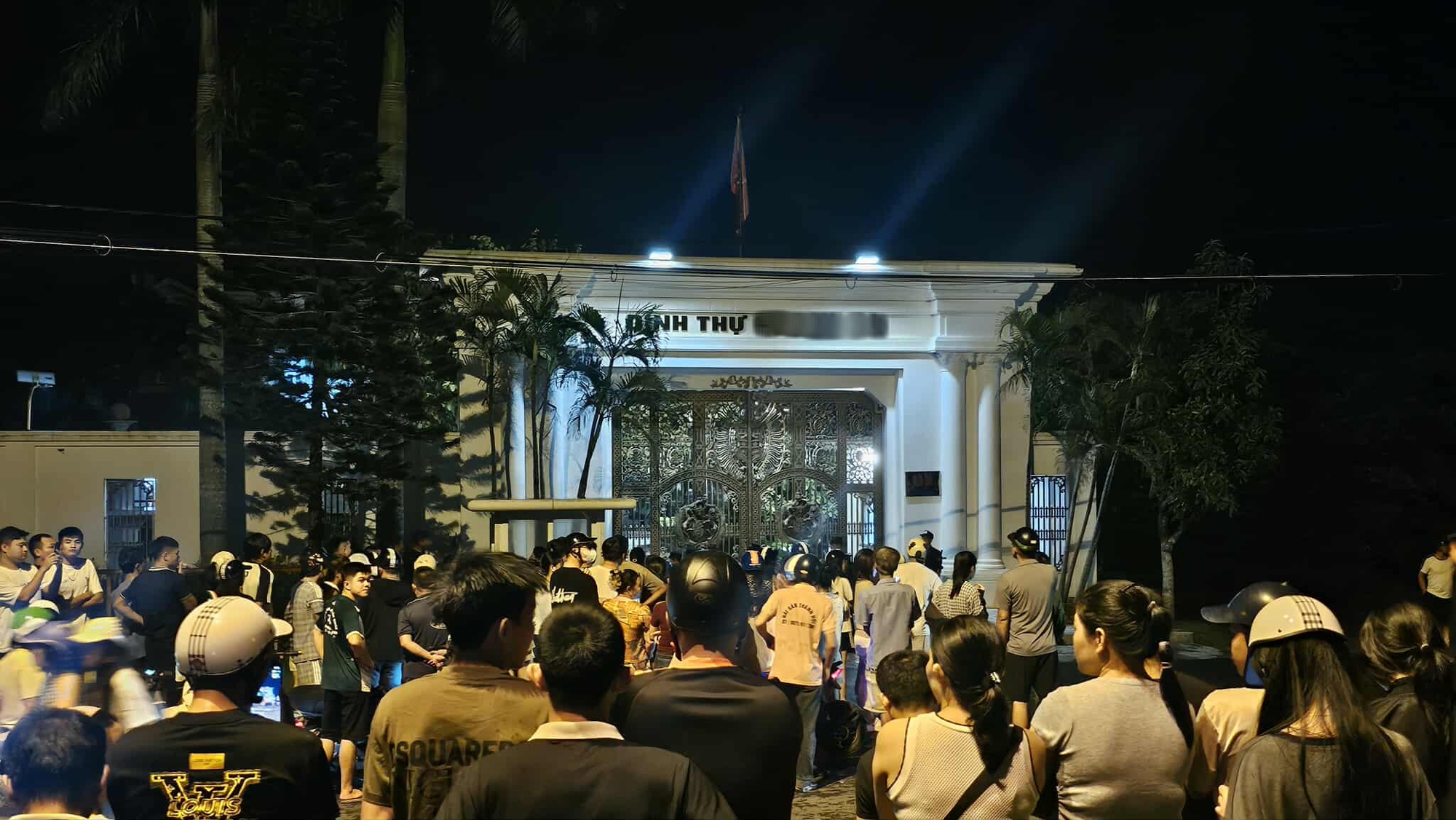 Nhiều cảnh s&aacute;t xuất hiện tại dinh thự của doanh nh&acirc;n nổi tiếng Thanh H&oacute;a- Ảnh 1.