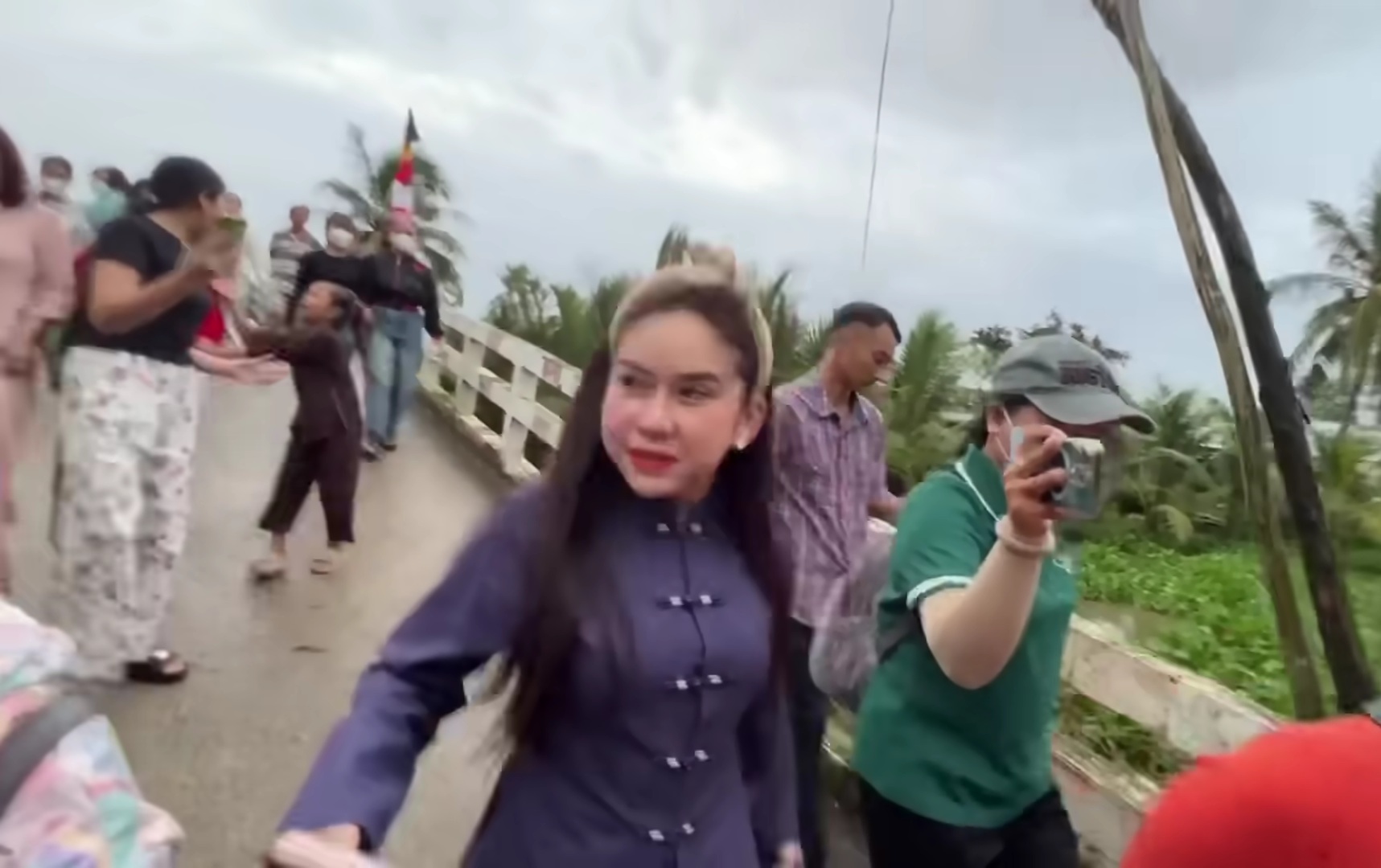 Bình Tinh ngồi xe sang chục tỷ làm từ thiện, bước xuống bị quây kín đi không nổi- Ảnh 2. Bình Tinh ngồi xe sang chục tỷ làm từ thiện, bước xuống bị quây kín đi không nổi- Ảnh 2.