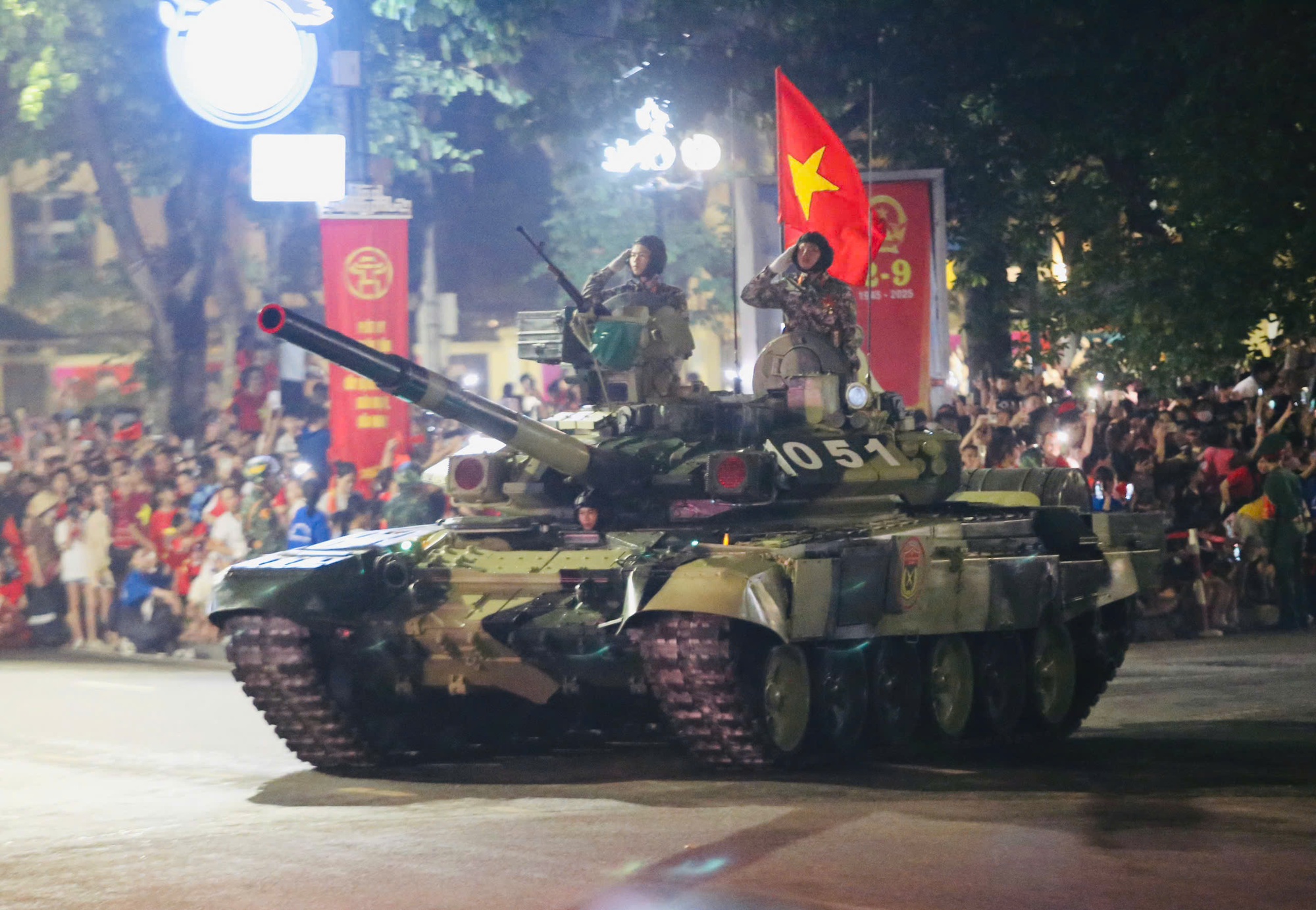 Dàn xe tăng , bọc thép diễu binh Quốc khánh 2 - 9 thu hút hàng ngàn người dân - Ảnh 13. Dàn xe tăng , bọc thép diễu binh Quốc khánh 2 - 9 thu hút hàng ngàn người dân - Ảnh 13.